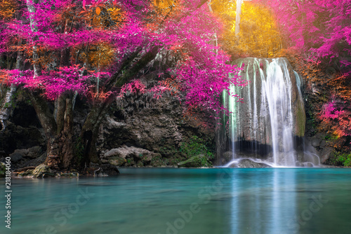 Niesamowite piękno przyrody, wodospad w kolorowym lesie jesienią