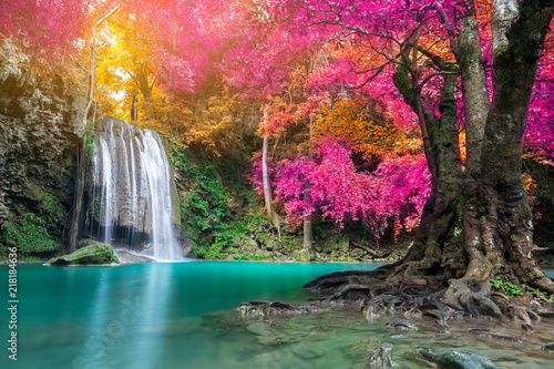 Niesamowite piękno przyrody, wodospad w kolorowym lesie jesienią