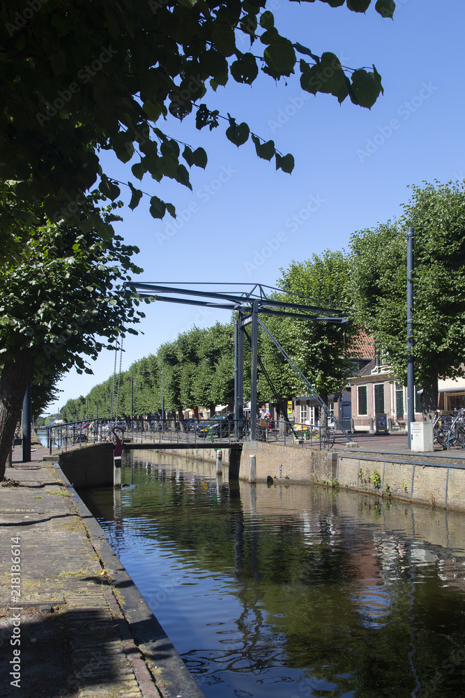 Ταπετσαρία Iron drawbridge, footbridge, across Dutch canal