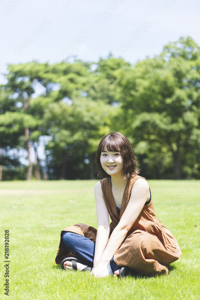 公園でリラックスする女性