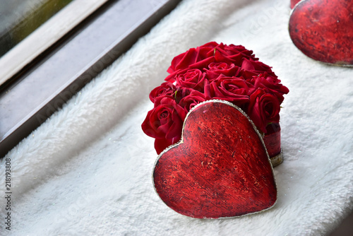 Photos Box of the accessories case of the form of the heart put by the window of the ro