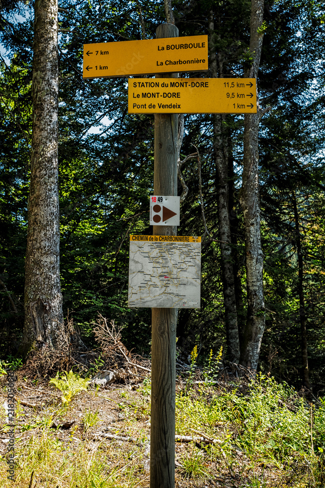 signalisation sur chemin de randonnée.