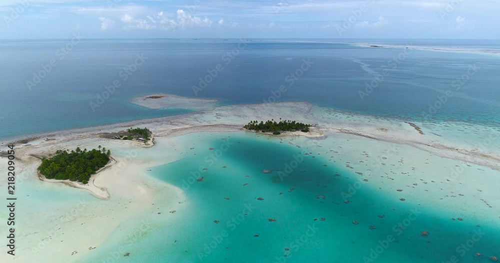 Obraz premium small islands (motu) in the middle of a lagoon in aerial view, French Polynesia