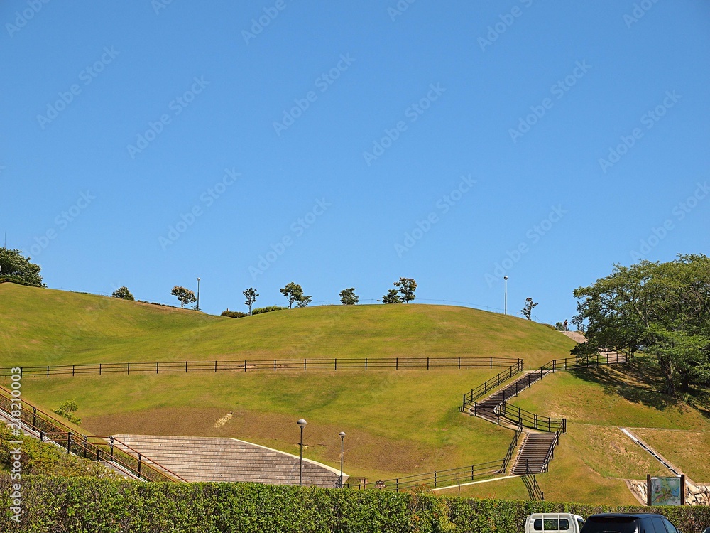 Naklejka premium 鞍ヶ池公園の若草山