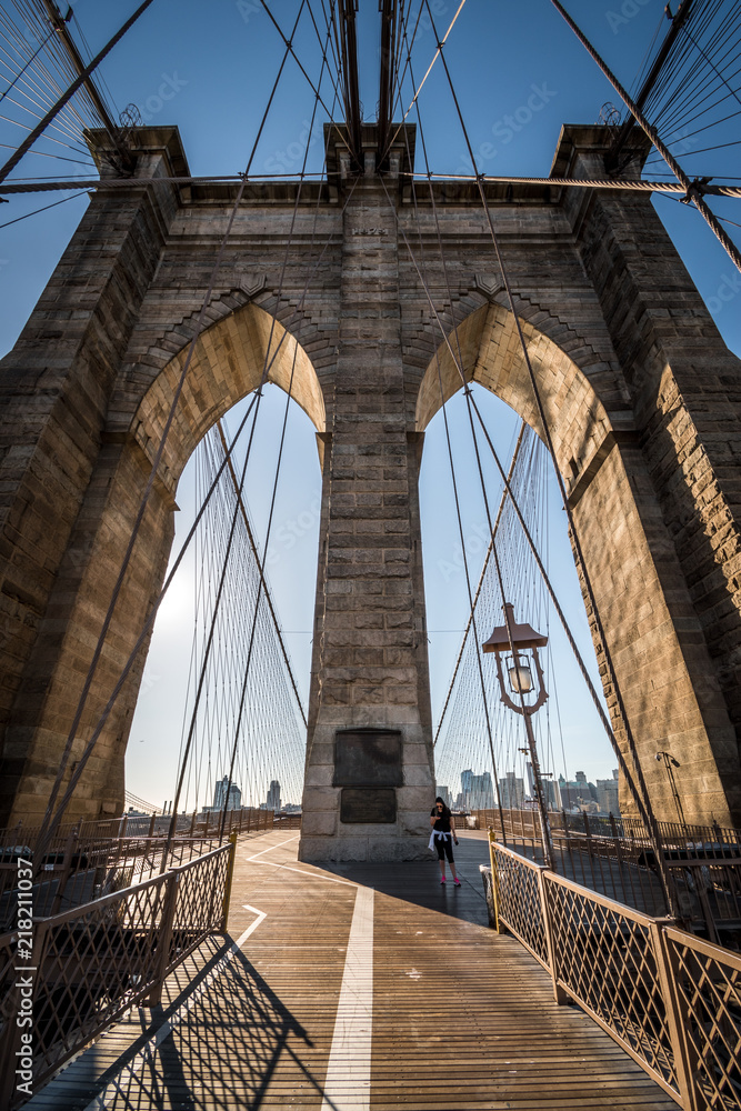 Fototapeta premium Fotografia, Portal de Capital. Ponte de Brooklyn em Nova York. Obras de arte., arte para quadros fineart, impressão de quadros em alta qualidade. 