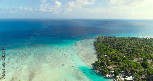 Fototapeta Naklejka Na Ścianę i Meble -  small islands (motu) in the middle of a lagoon in aerial view, French Polynesia