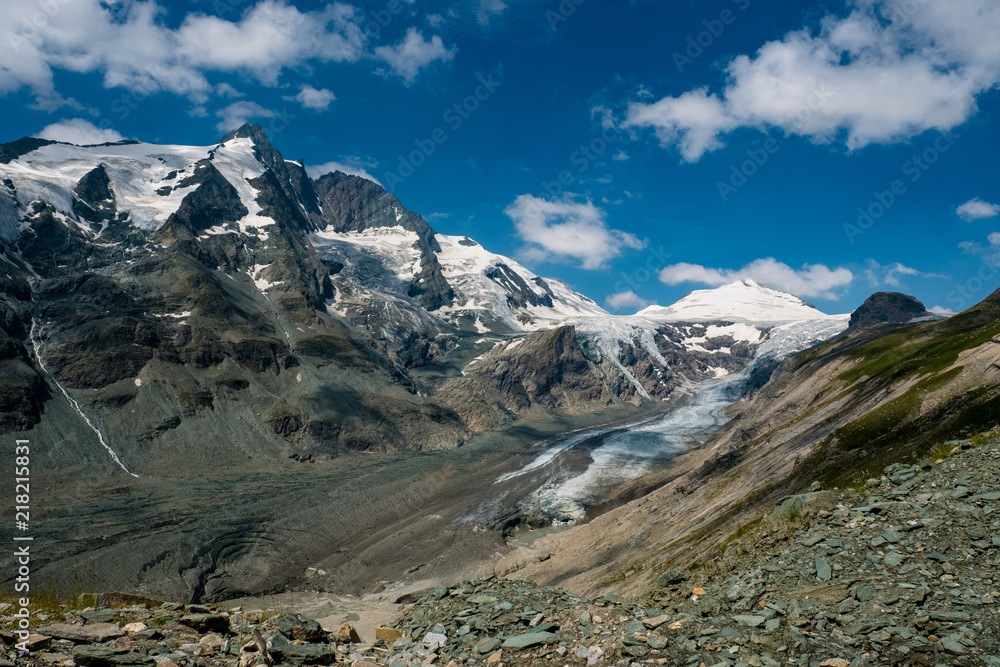 Panorama über den höchsten Berg von Österreich, den Grossglockner und den Johannisberg im Hintergrund.