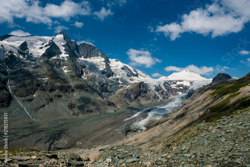 Panorama über den höchsten Berg von Österreich, den Grossglockner und den Johannisberg im Hintergrund.