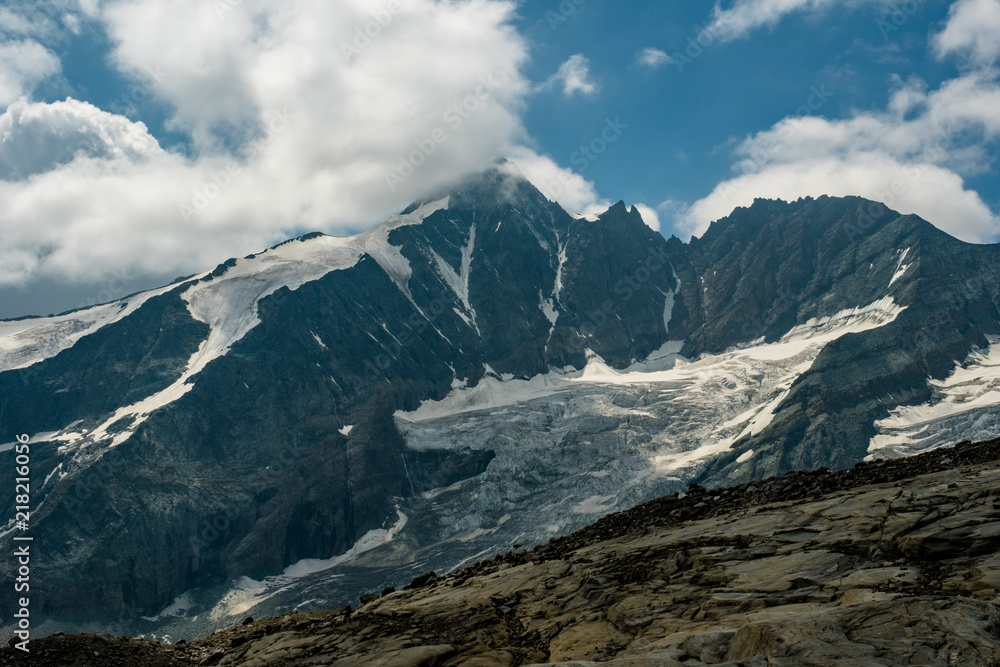 Wolken über dem Gipfel des höchsten Berg von Österreich, dem Großglockner