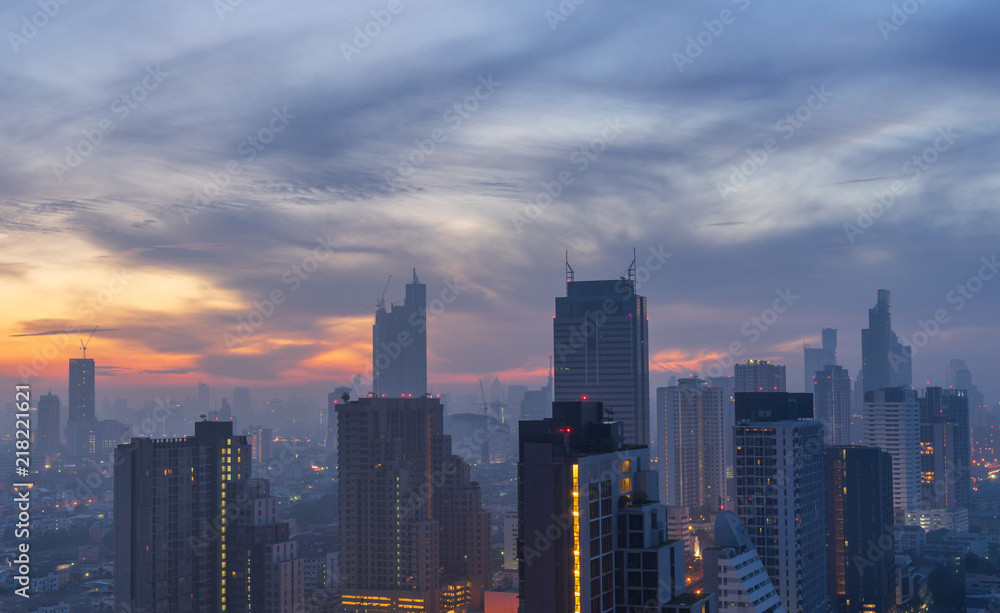 Obraz premium scenic of myst in the urban cityscape morning sunrise