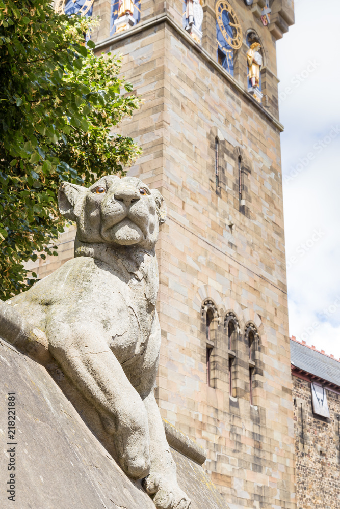 Φωτογραφία Animal sculpture Lynx on animal wall near the castle in Cardiff, Wales, UK