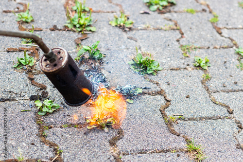 Unkrautvernichtung durch Propangasbrenner bei Gehwegen und Parkplätzen