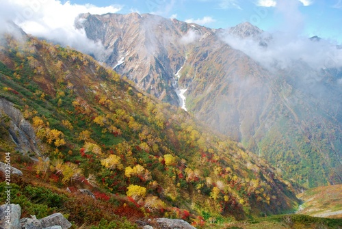 霧の中から現れた八方尾根の紅葉