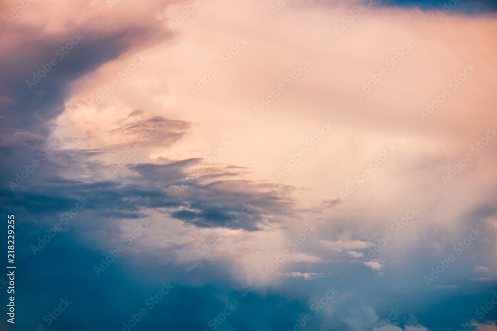 Naklejka premium Sky with clouds toned in yellow and blue