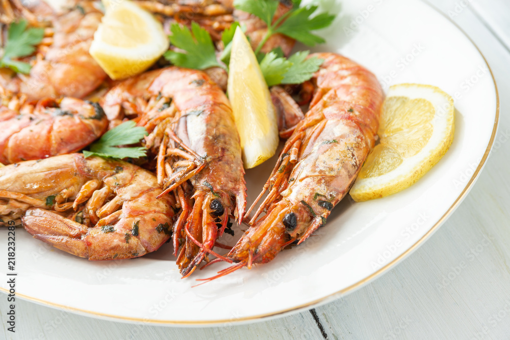 Piatto di gamberoni arrosto con limone e prezzemolo, Mediterranean food Piatto di gamberoni arrosto con limone e prezzemolo, Mediterranean food