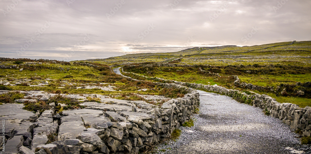 Φωτογραφία Walkway through the barran landscape of Inis Mor in the Aran Islands