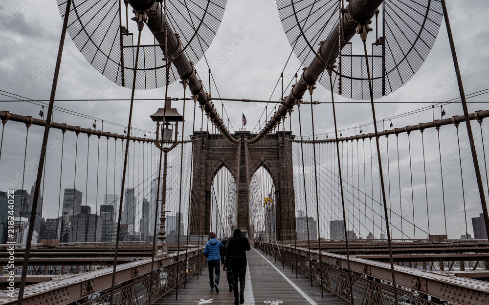 Obraz premium brooklyn bridge with american flag in new york during rainy day