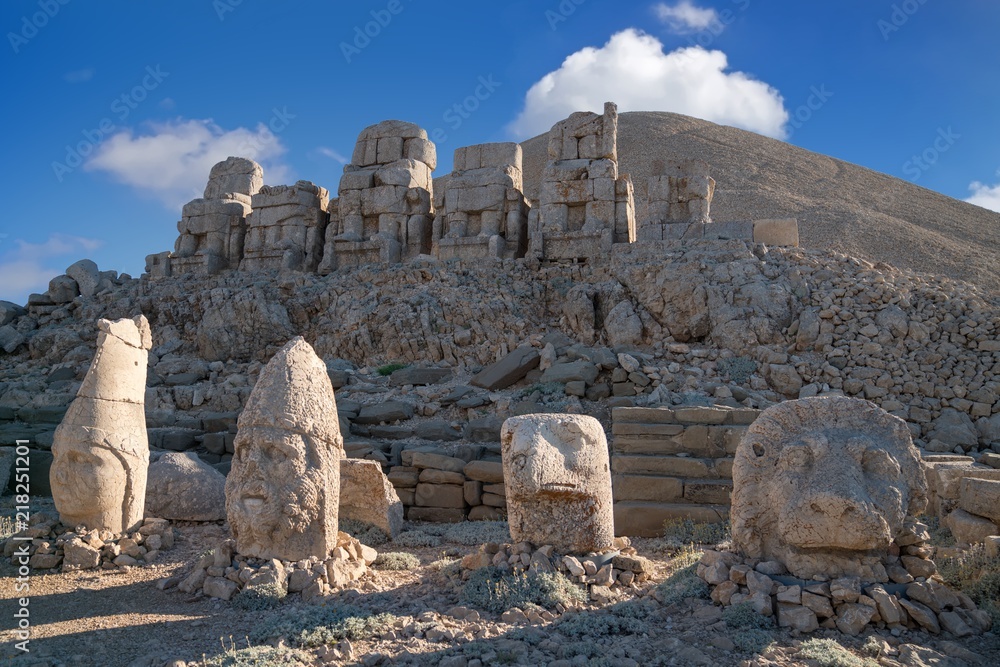 Fototapeta premium Commagene statues on the summit of Mount Nemrut in Adiyaman, Turkey