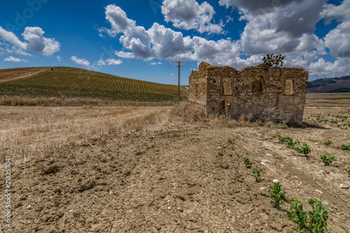 Casolare di campagna abbandonato nell'entroterra Siciliano, Italia	