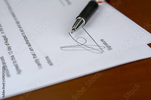 Un acuerdo de compra con un bolígrafo sobre un escritorio photo