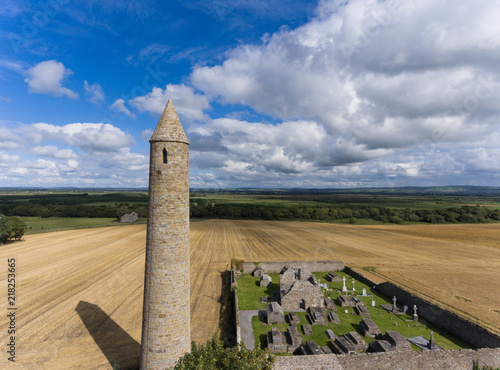 Foto aerial view  of Historic and ancient Rattoo round tower and burial grounds in co