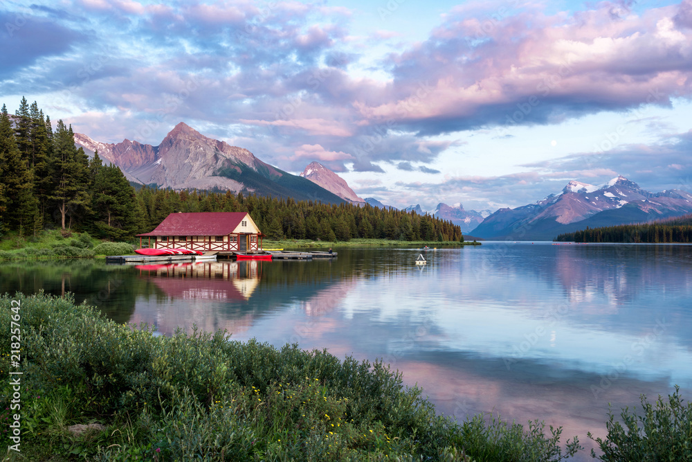 Fototapeta premium Maligne Lake at sunset, Jasper National Park, Alberta, Canada.