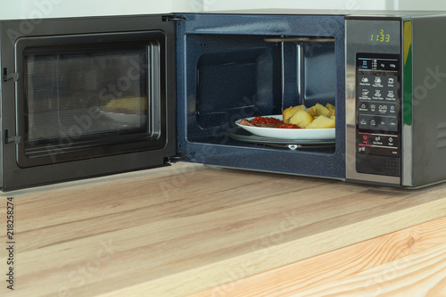 Microwave oven with a heated meal