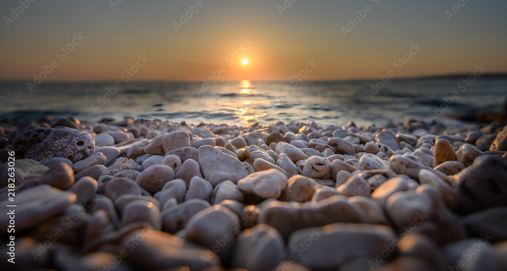 Obraz premium Beach pebbles at sunset, close up macro