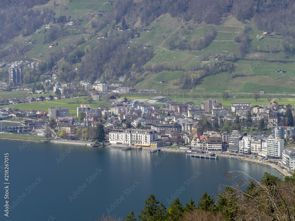 Lac des Quatre-Cantons en Suisse.  Le bourg de Brunnen appelé la perle du lac des Quatre-Cantons