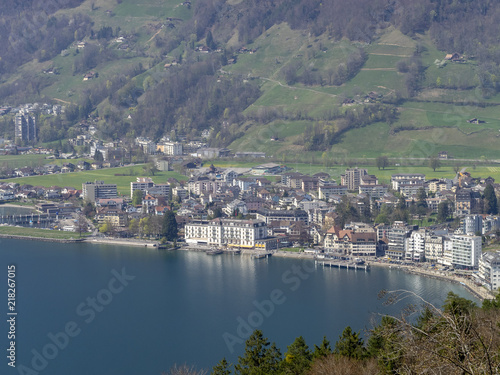 Lac des Quatre-Cantons en Suisse. Le bourg de Brunnen appelé la perle du lac des Quatre-Cantons