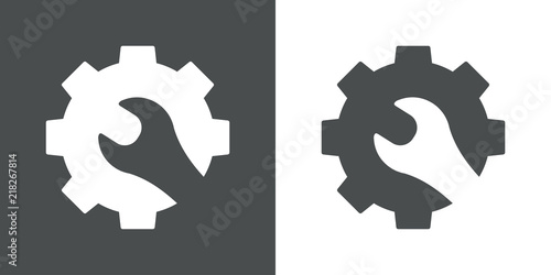 Icono plano engranaje con llave ladeada espacio negativo en gris y blanco