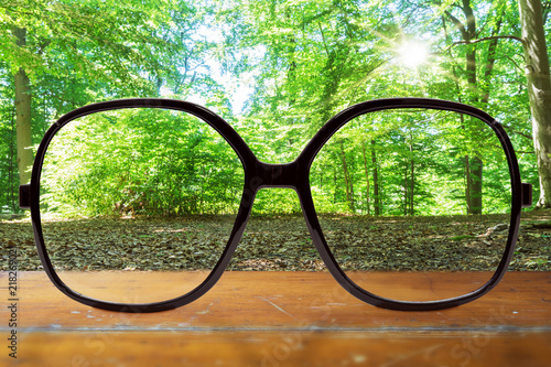 moderne Brille auf einem Tisch im Wald