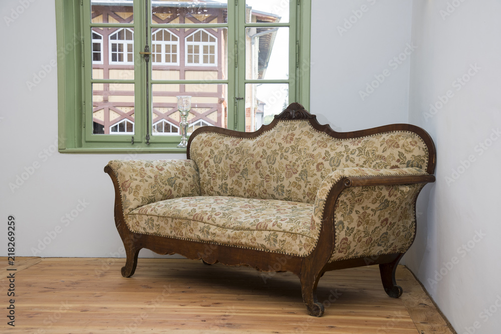 Poster, Print altes barocke Sofa in einem restaurierten leeren Raum mit Fenster, 40x26.7 cm
