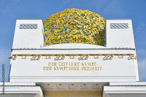 Foto Golden dome of Vienna Secession building. August 2018