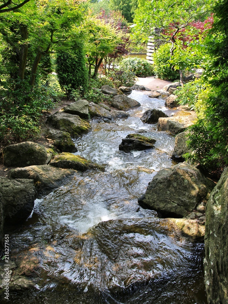 Wasserfall und Bachlauf im japanischen Garten Wasserfall und Bachlauf im japanischen Garten