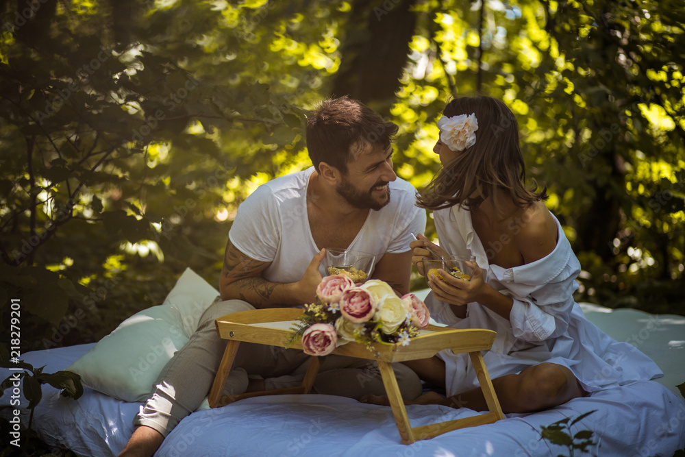 Naklejka premium Breakfast in nature . Couple relationship.