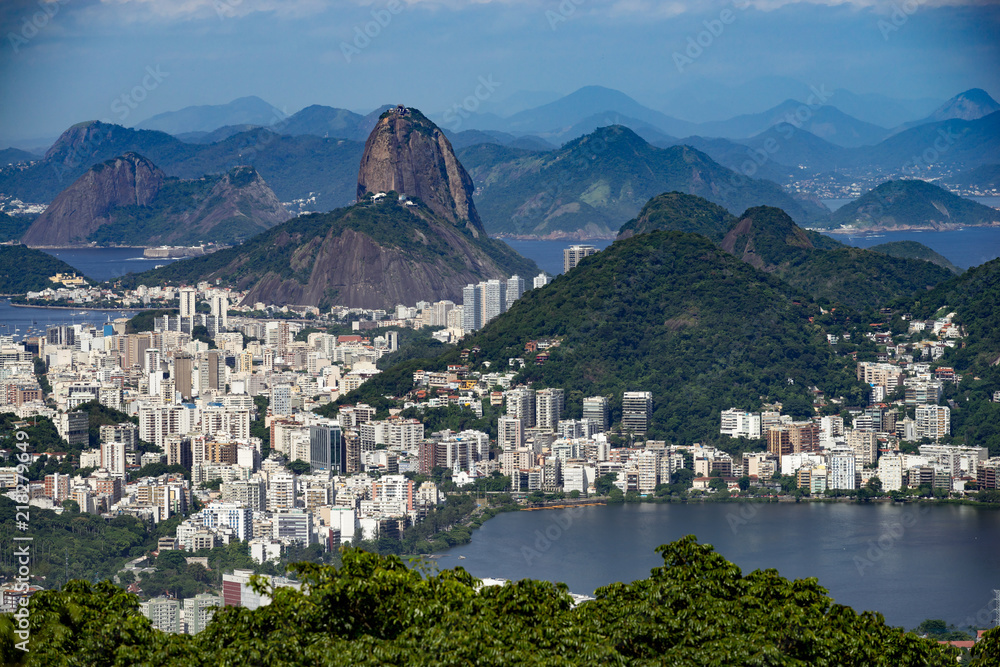 Obraz premium Sugarloaf mountain in Rio de Janeiro seen from a high vantage point with the city lake in the foreground and the city of Niteroi in the background on the other side of the bay