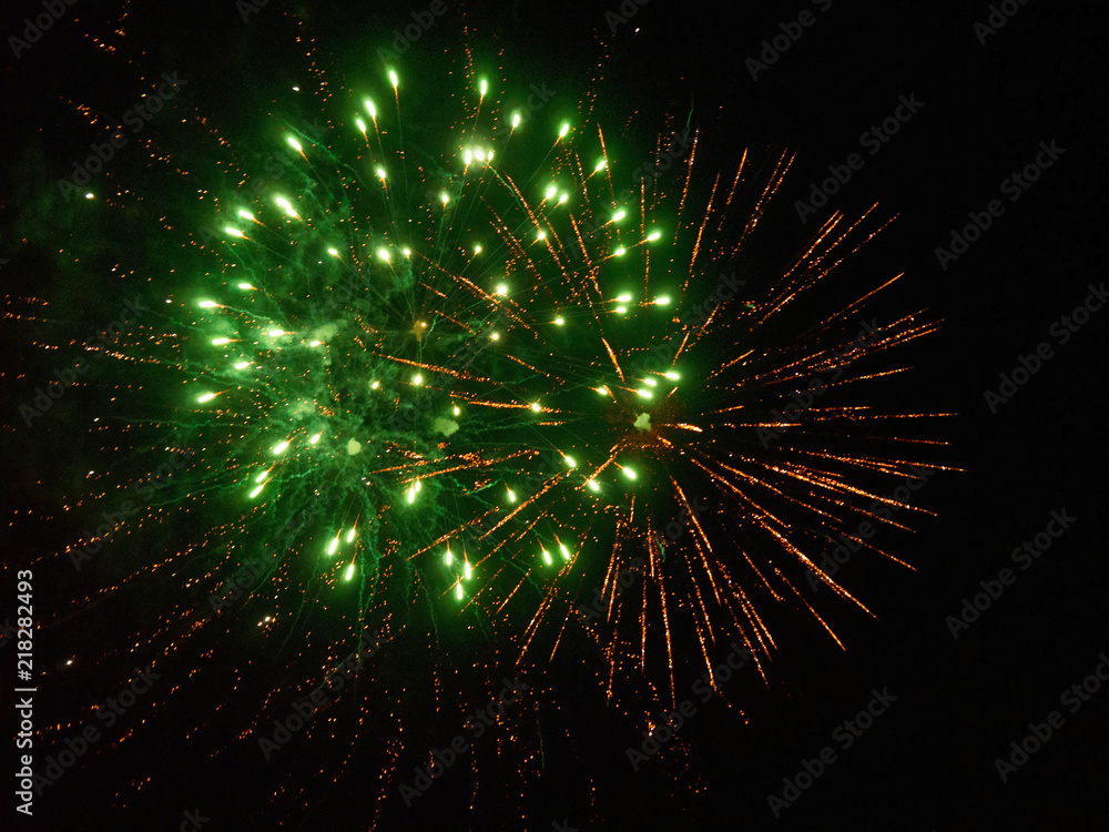 Fajerwerki w sylwestra na tle czarnego nieba