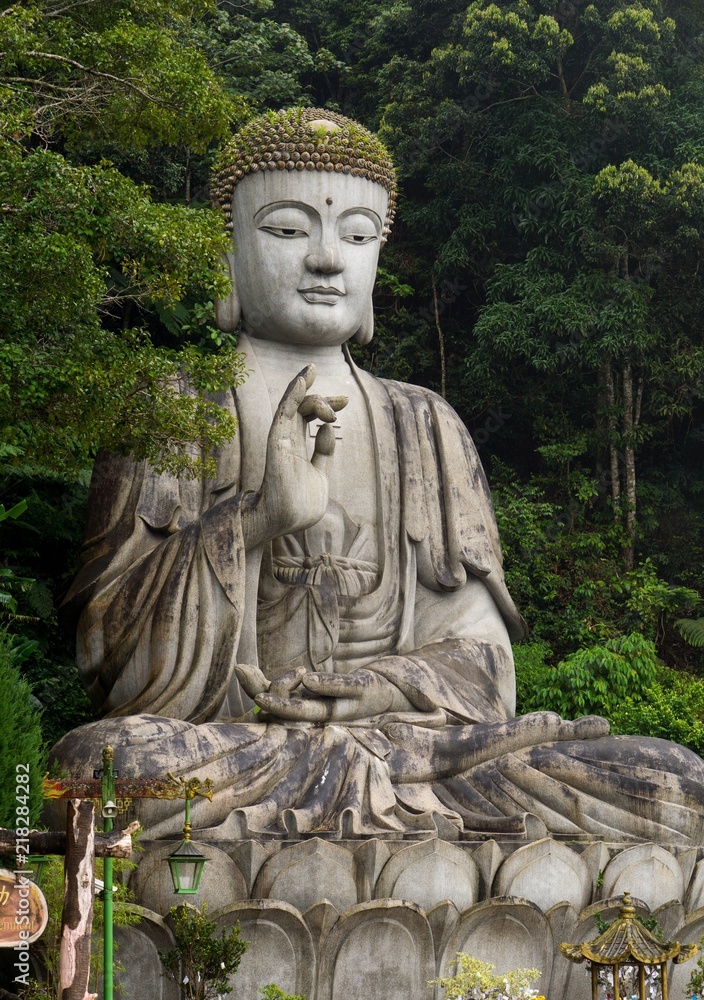 Obraz premium Large stone Buddha statue on the mountain in Malaysia 