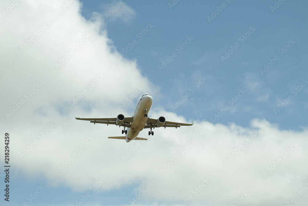 Fototapeta premium Airplane against sky