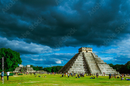 visita de turistas en las pirámides de chichén itzá
