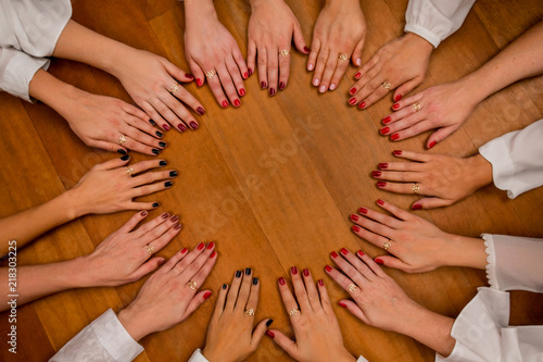 Mãos de várias mulheres amigas, demonstrando uma amizade verdadeira photo