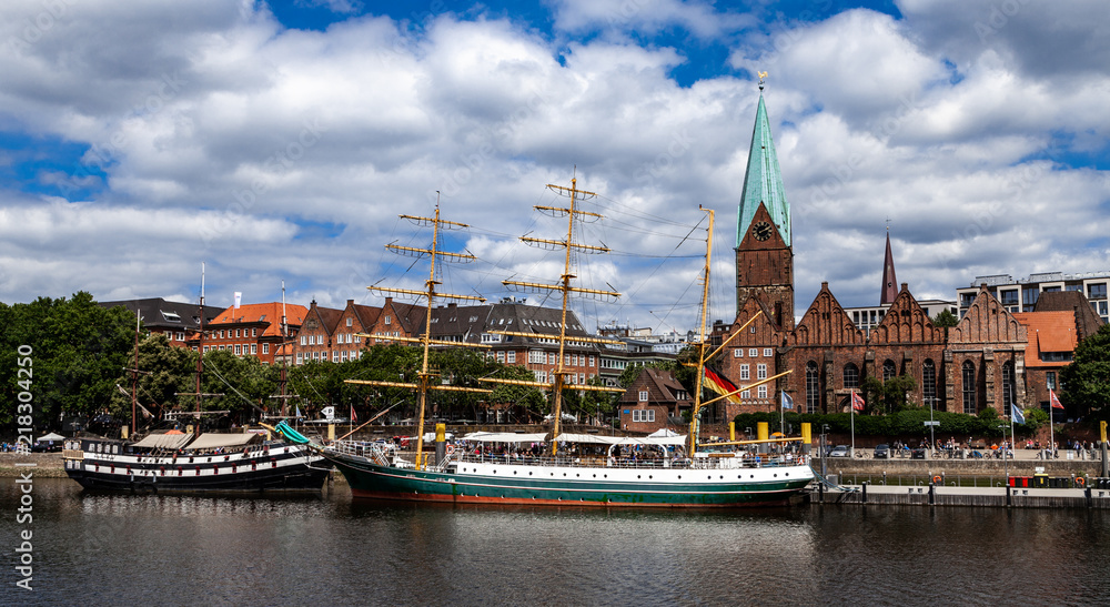 Obraz premium Martinianleger mit Kirche in Bremen