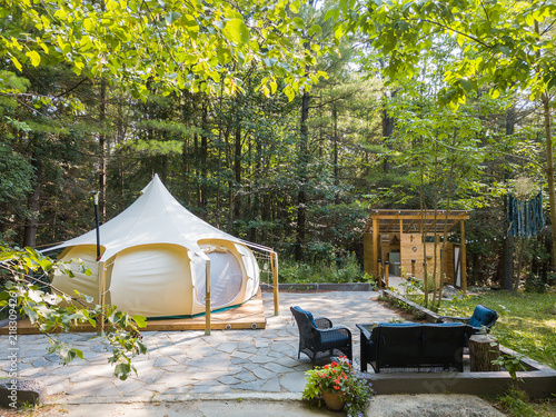 Foto Aerial drone shot of a glamping tent in a forest
