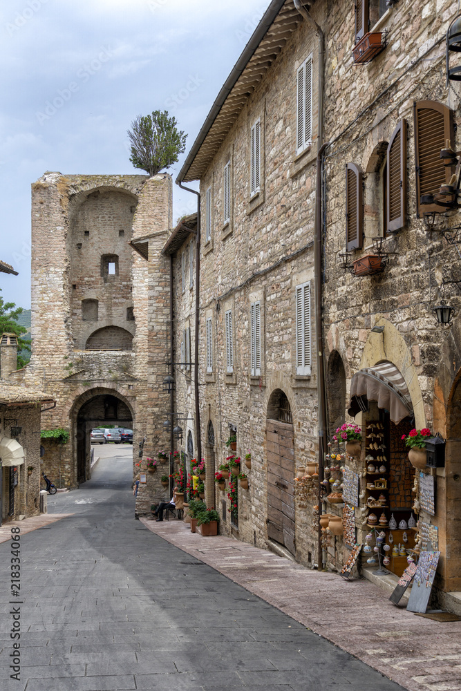 Via San Giacomo mit dem ältesten Stadttor von Assisi, der Porta San Giacomo