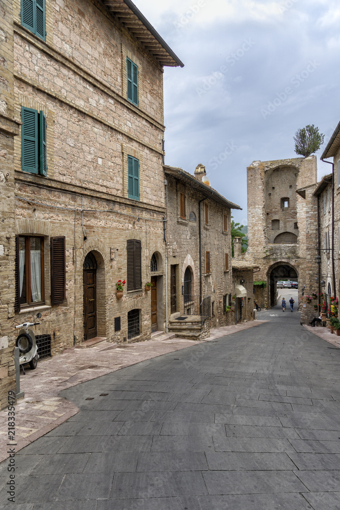 Via San Giacomo mit dem ältesten Stadttor von Assisi, der Porta San Giacomo