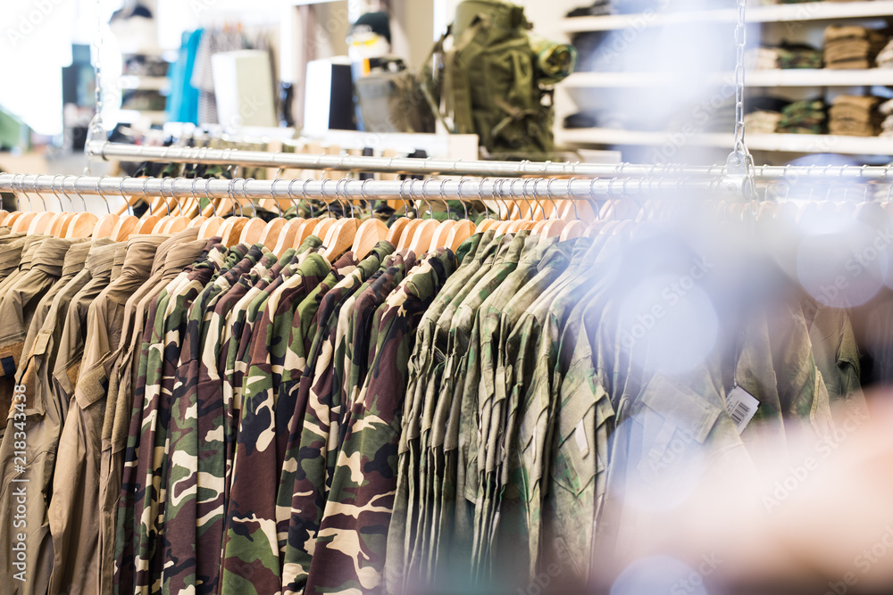 Militär Bekleidung in einem Militär Shop. 