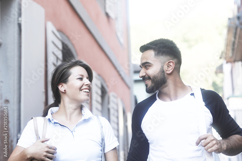 Junges Paar in einer Altstadt shoppen