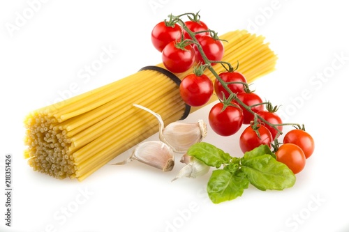 Bunch of Spaghetti with Cherry Tomatoes, Basil and Garlic