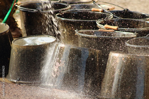 Foto Drops of water rinsing buckets
